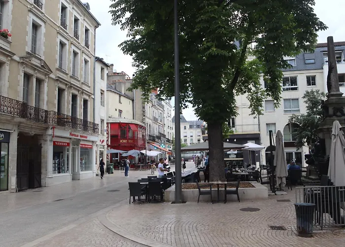 Chambres Poitiers Centre Ville - Salle de Bain, Réfrigérateur, TV et machine à café privatifs - Cuisine commune - Terrasse - Hôtel de ville à 200m
