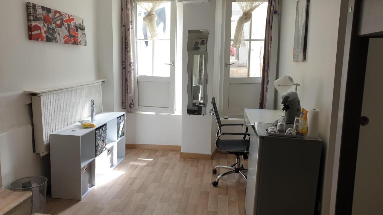 Centre: Private Comforts, Shared Kitchen & Hall Proximity Homestay Poitiers