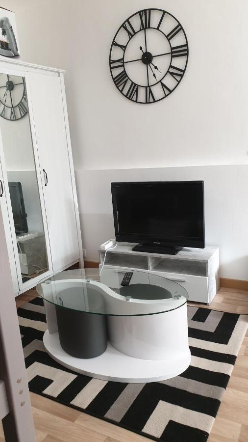 Homestay Centre: Private Comforts, Shared Kitchen & Hall Proximity Poitiers