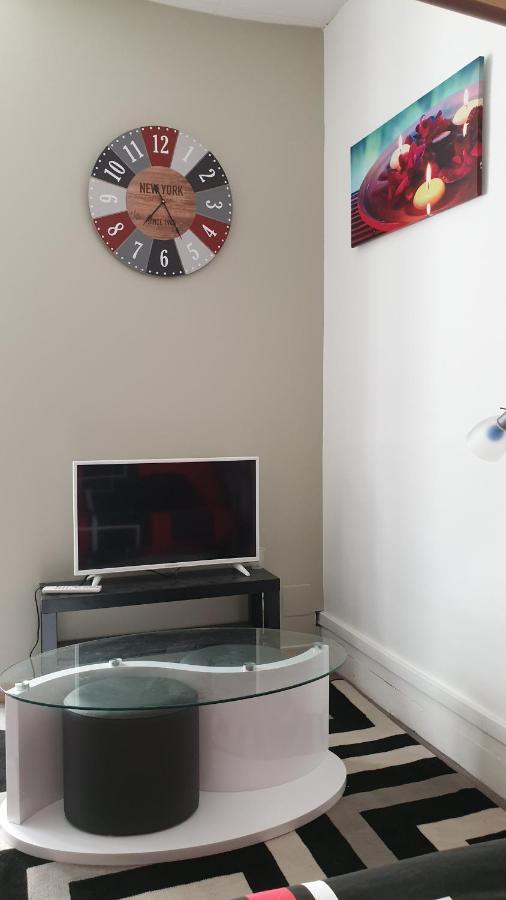 Séjour chez l'habitant Centre - Salle De Bain, Réfrigérateur, Tv Et Machine à Café Privatifs - Cuisine Commune - Terrasse - De à 200m Poitiers