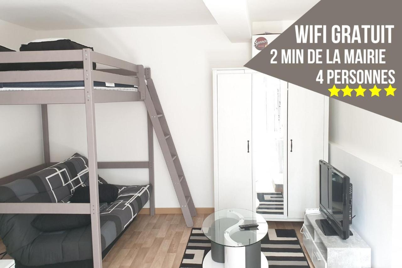 Homestay Centre: Private Comforts, Shared Kitchen & Hall Proximity *
