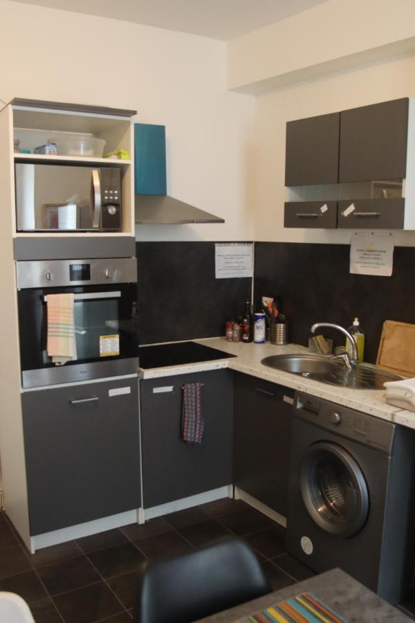 Centre: Private Comforts, Shared Kitchen & Hall Proximity Poitiers
