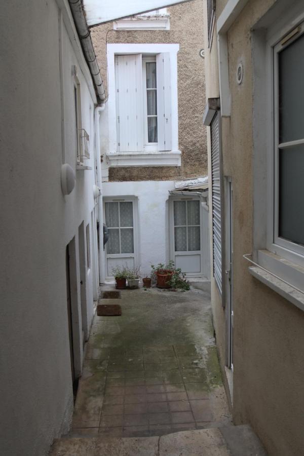 Centre - Salle De Bain, Réfrigérateur, Tv Et Machine à Café Privatifs - Cuisine Commune - Terrasse - De à 200m Séjour chez l'habitant
