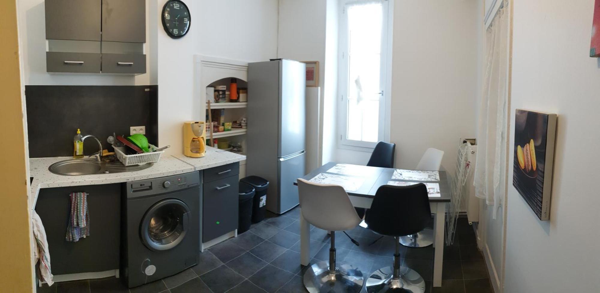 Centre - Salle De Bain, Réfrigérateur, Tv Et Machine à Café Privatifs - Cuisine Commune - Terrasse - De à 200m