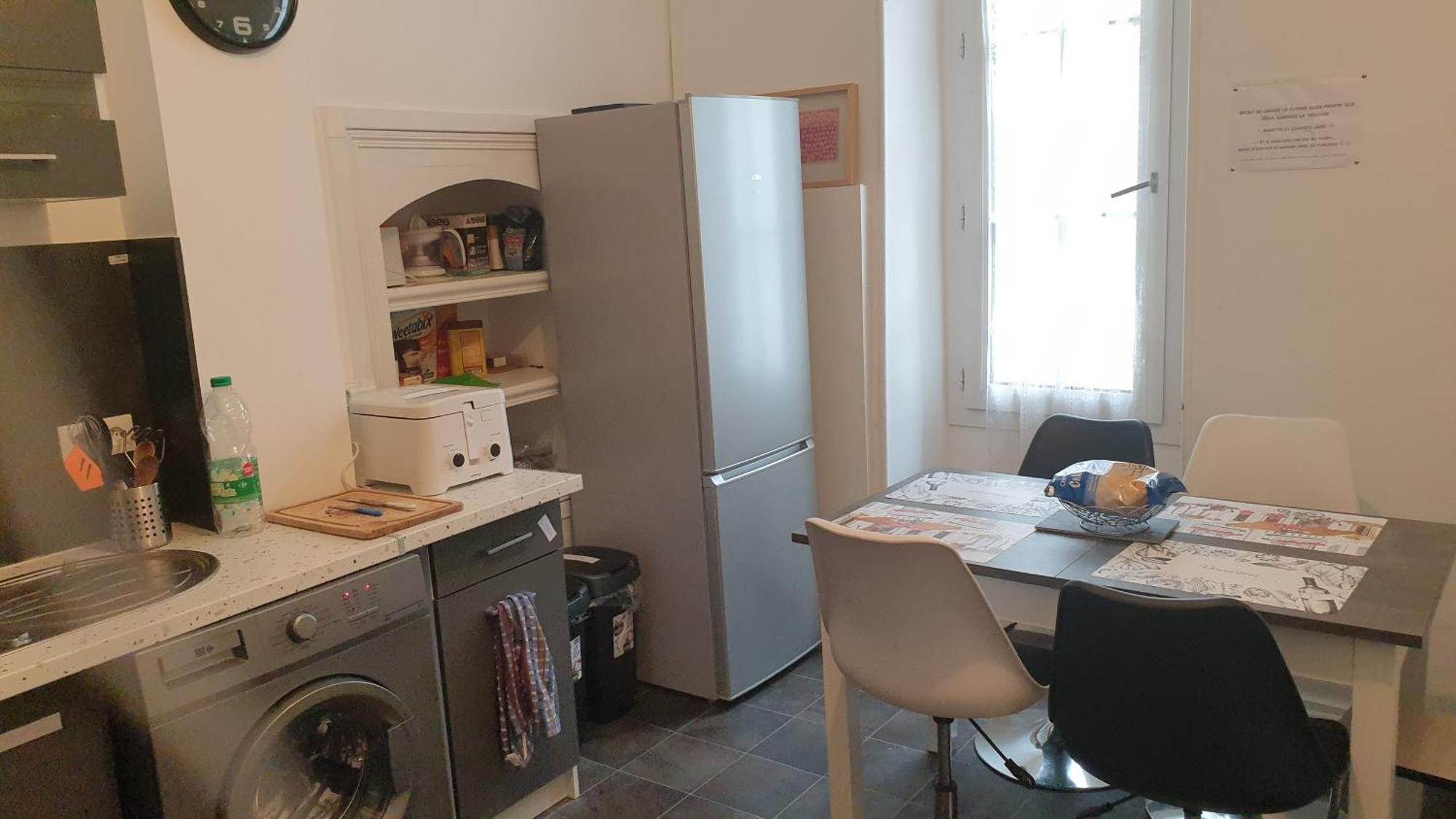 Centre: Private Comforts, Shared Kitchen & Hall Proximity Poitiers