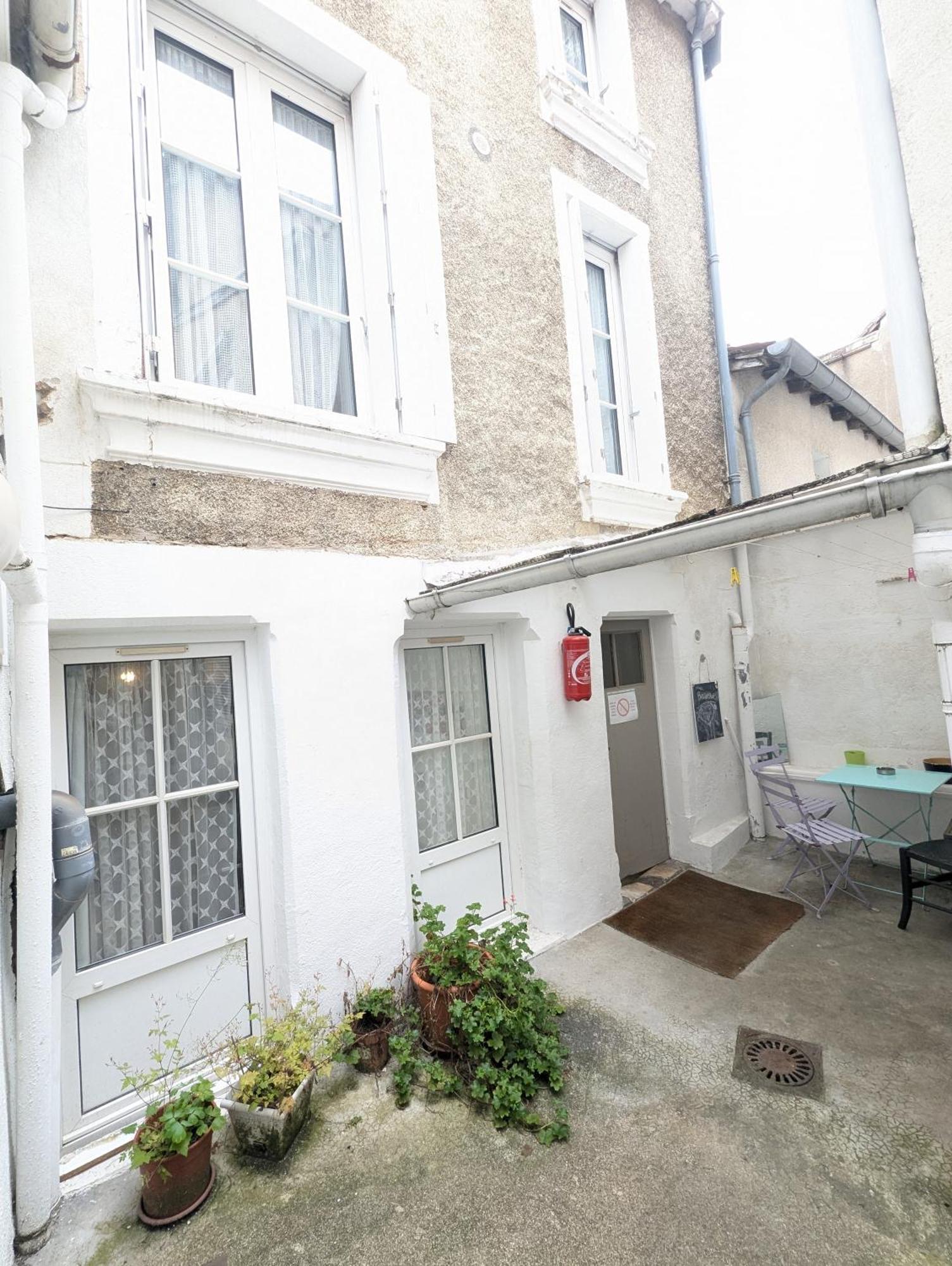 Centre: Private Comforts, Shared Kitchen & Hall Proximity