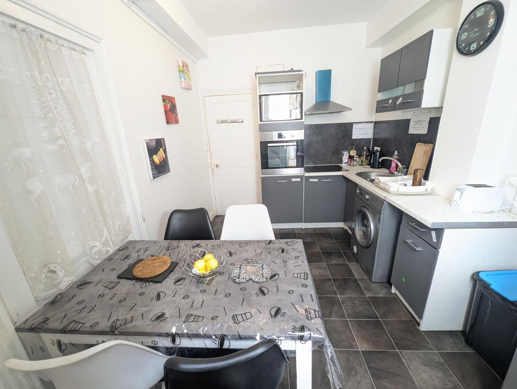 Centre: Private Comforts, Shared Kitchen & Hall Proximity Poitiers