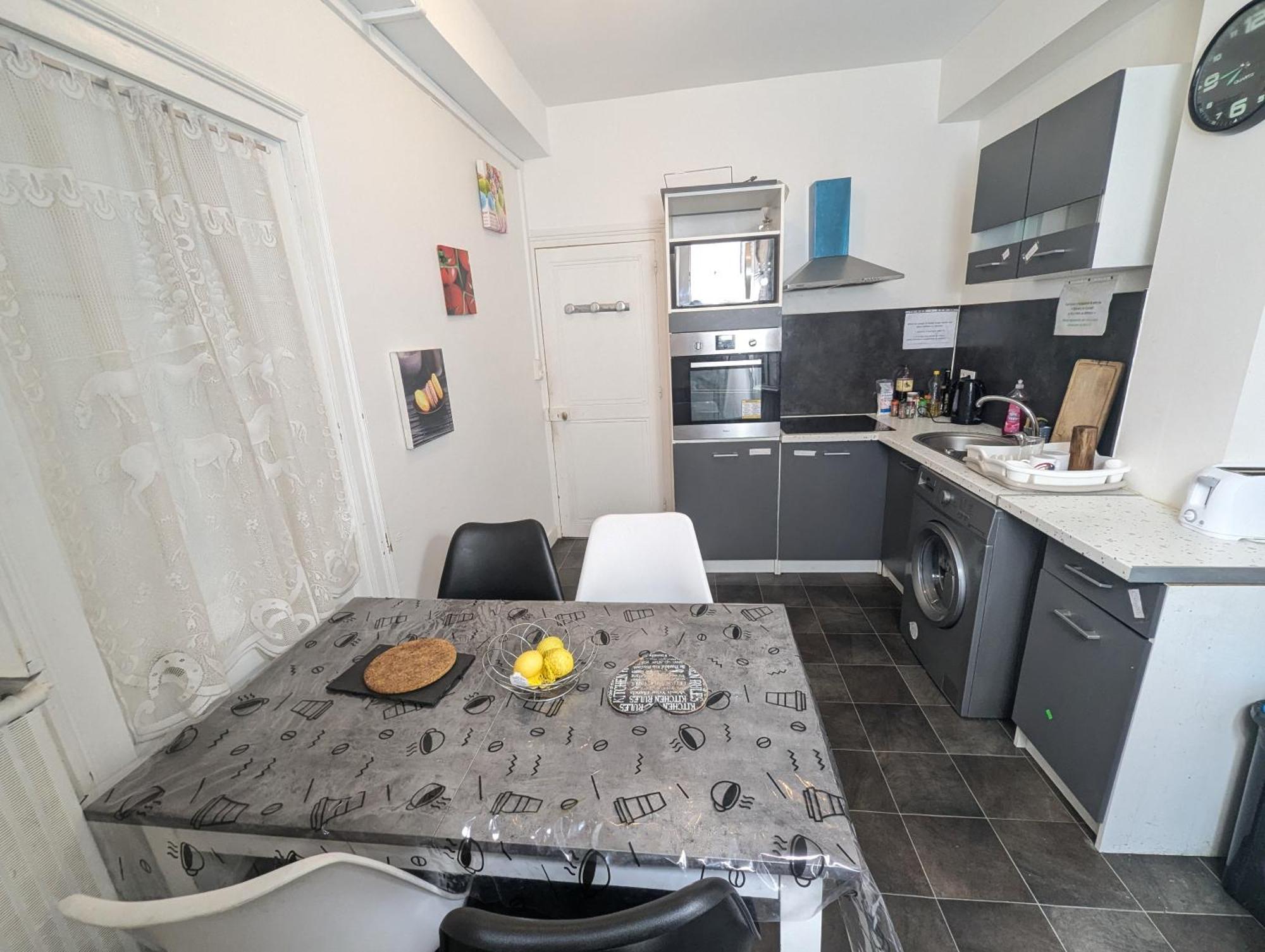 Centre - Salle De Bain, Réfrigérateur, Tv Et Machine à Café Privatifs - Cuisine Commune - Terrasse - De à 200m * Poitiers