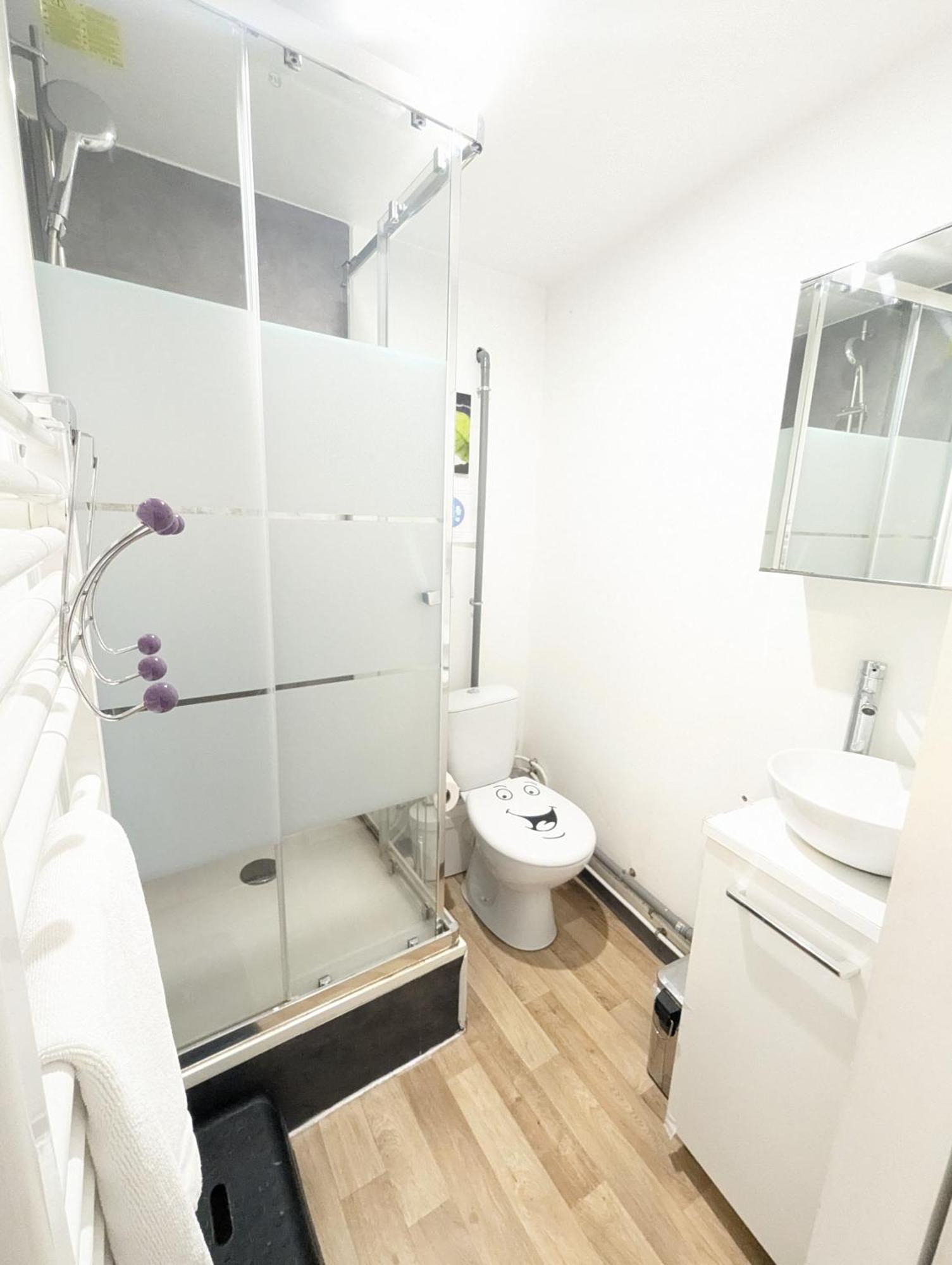 Homestay Centre: Private Comforts, Shared Kitchen & Hall Proximity *