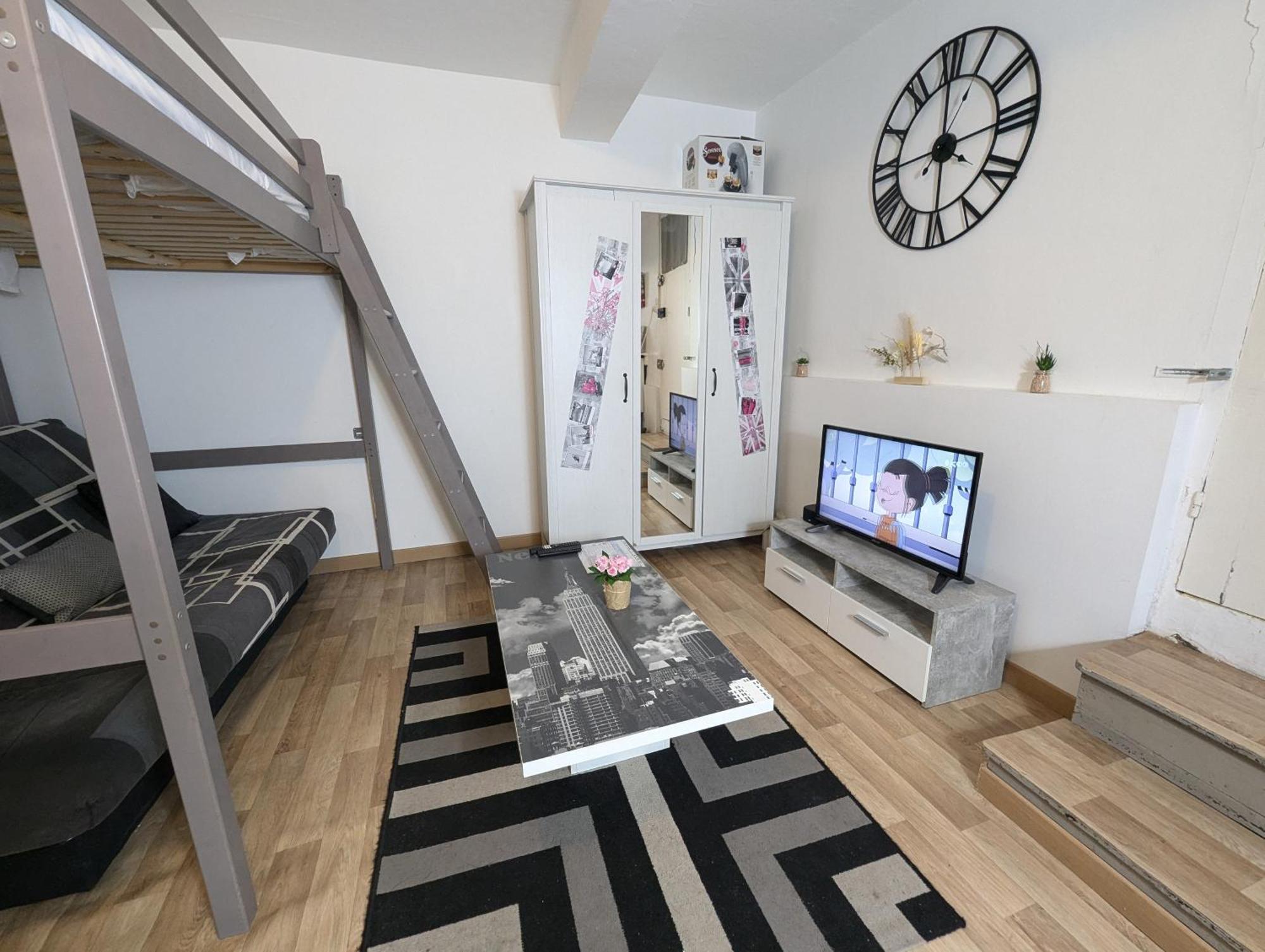 Homestay Centre: Private Comforts, Shared Kitchen & Hall Proximity Poitiers