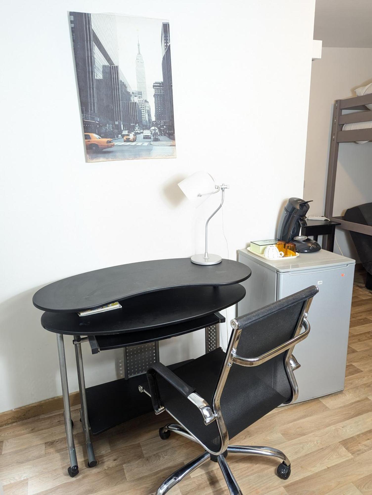 Centre: Private Comforts, Shared Kitchen & Hall Proximity *