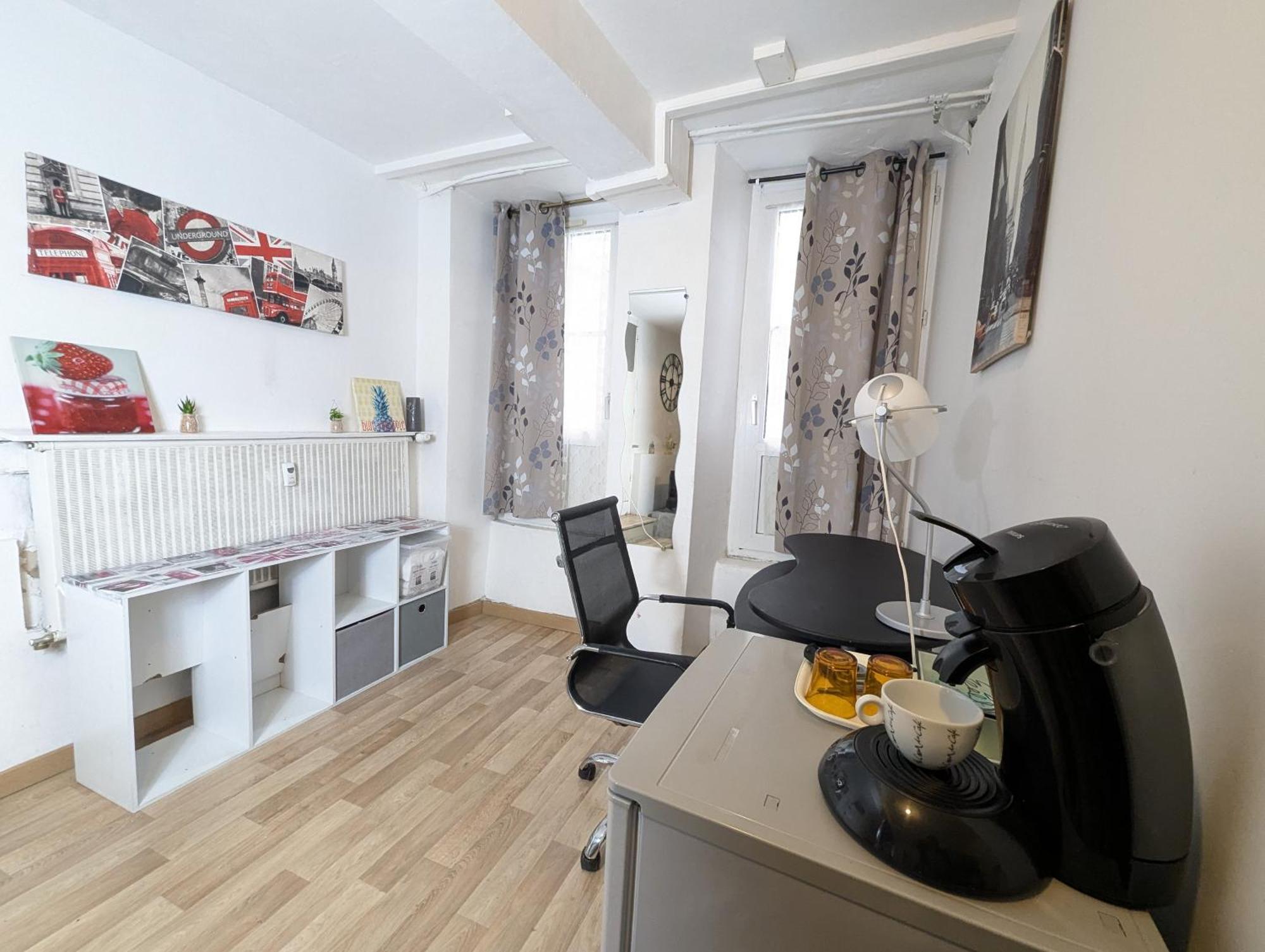 Centre - Salle De Bain, Réfrigérateur, Tv Et Machine à Café Privatifs - Cuisine Commune - Terrasse - De à 200m Poitiers