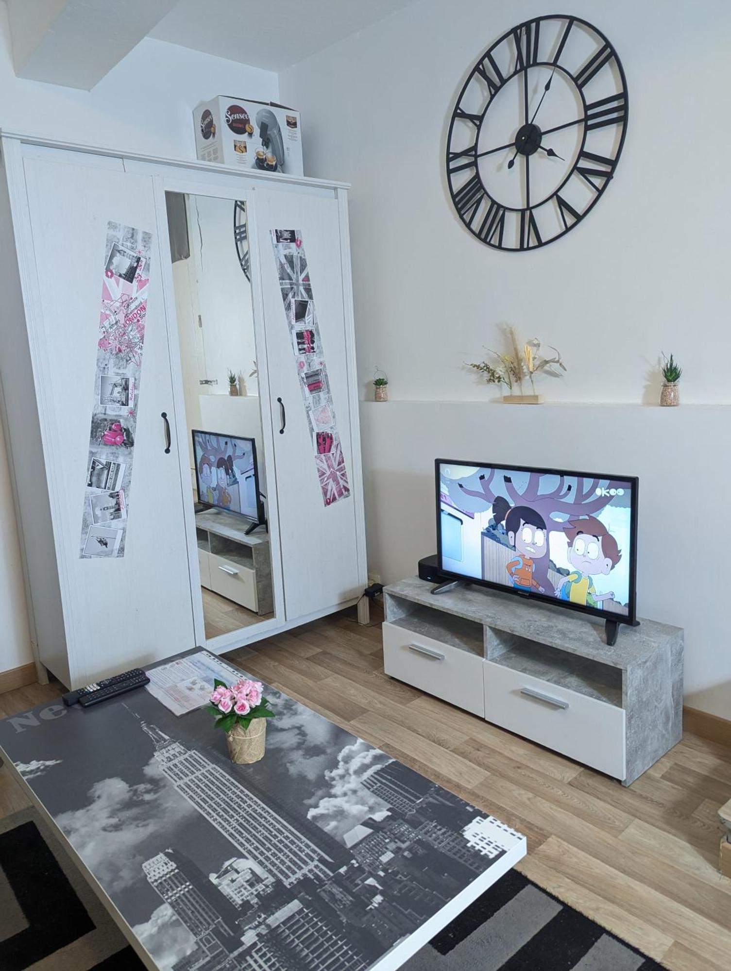 Centre - Salle De Bain, Réfrigérateur, Tv Et Machine à Café Privatifs - Cuisine Commune - Terrasse - De à 200m * Poitiers