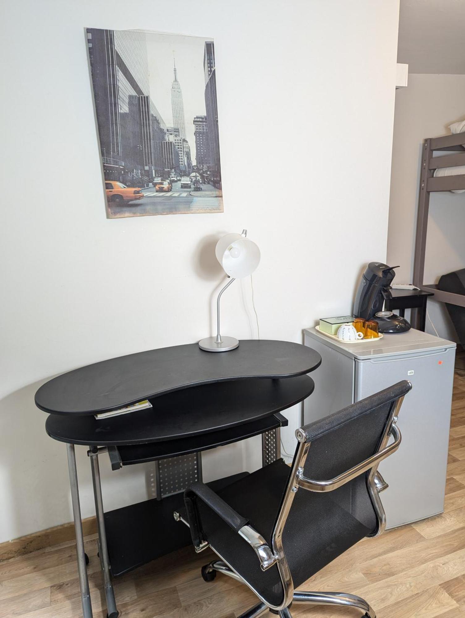 Centre: Private Comforts, Shared Kitchen & Hall Proximity