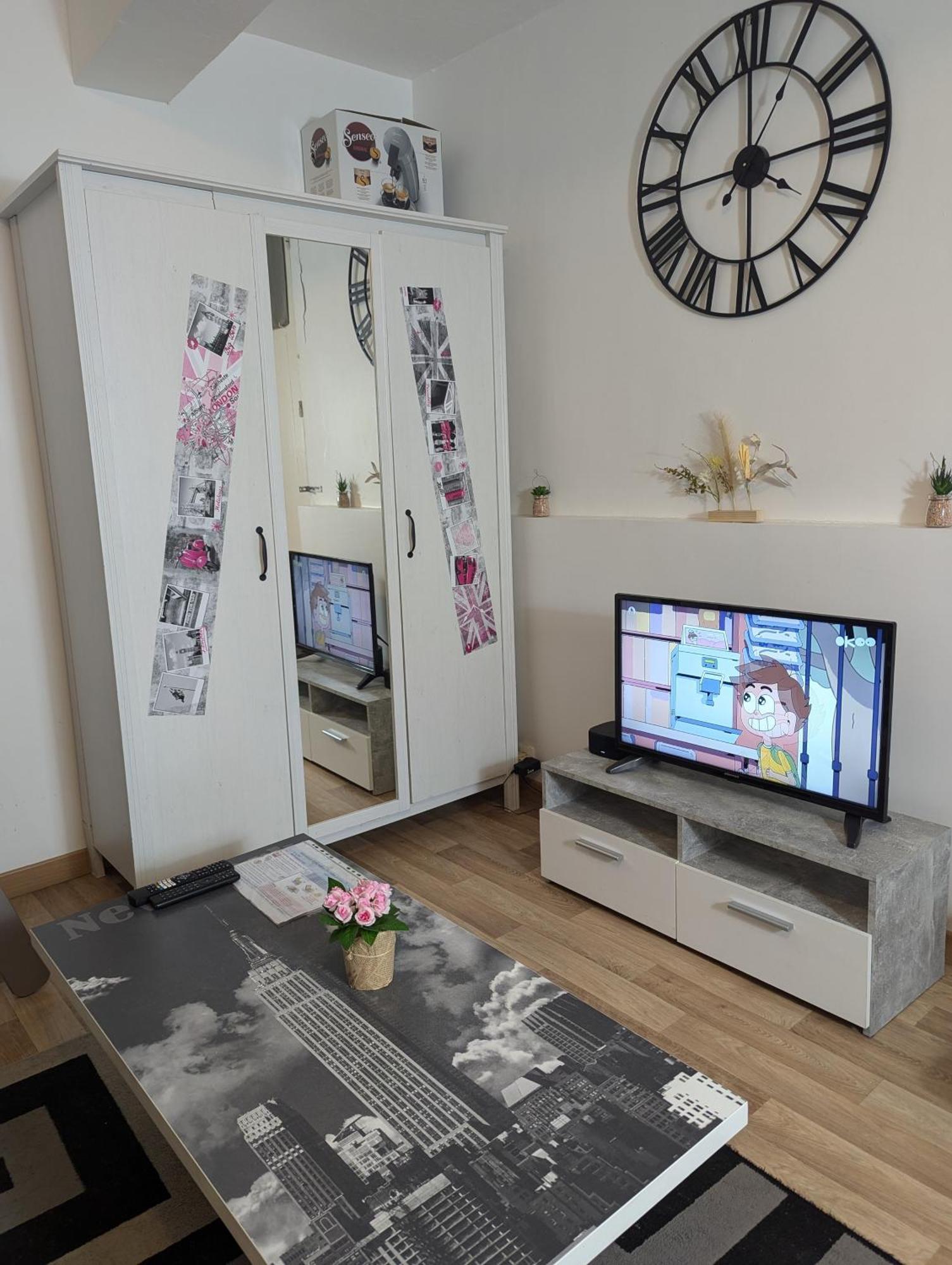 Centre: Private Comforts, Shared Kitchen & Hall Proximity Homestay