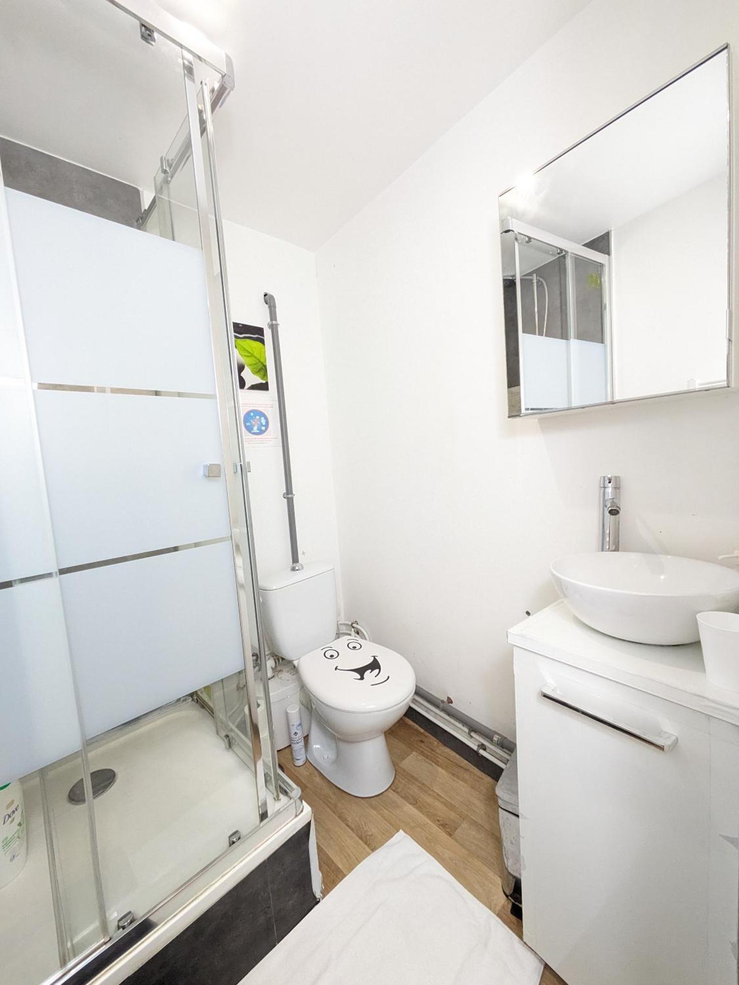 Homestay Centre: Private Comforts, Shared Kitchen & Hall Proximity *