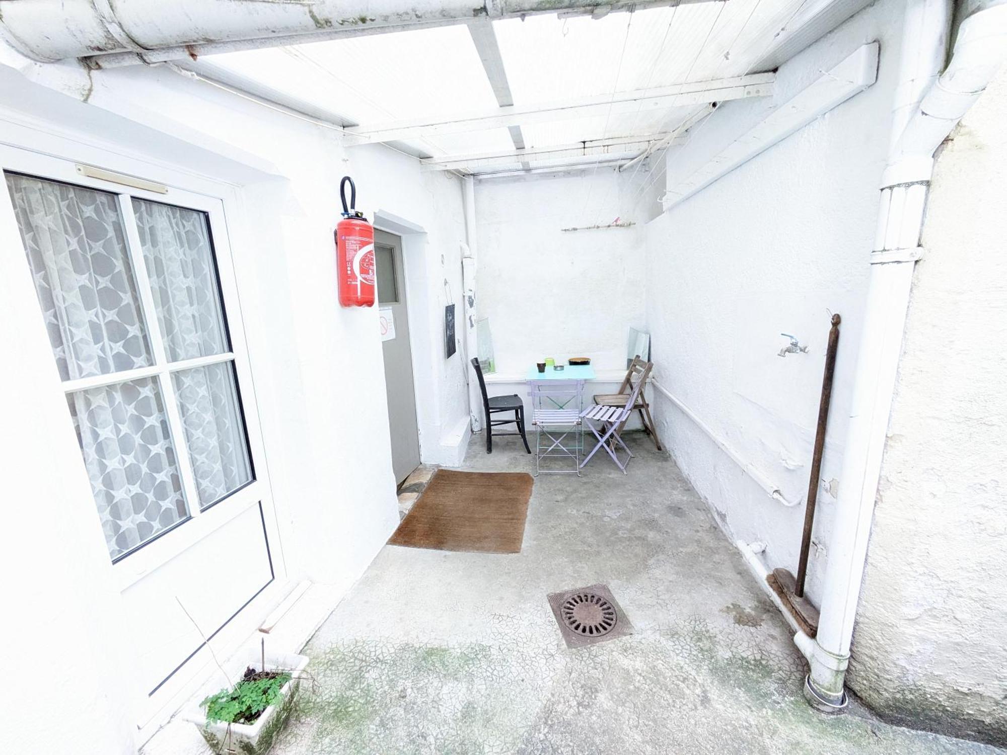 Homestay Centre: Private Comforts, Shared Kitchen & Hall Proximity Poitiers