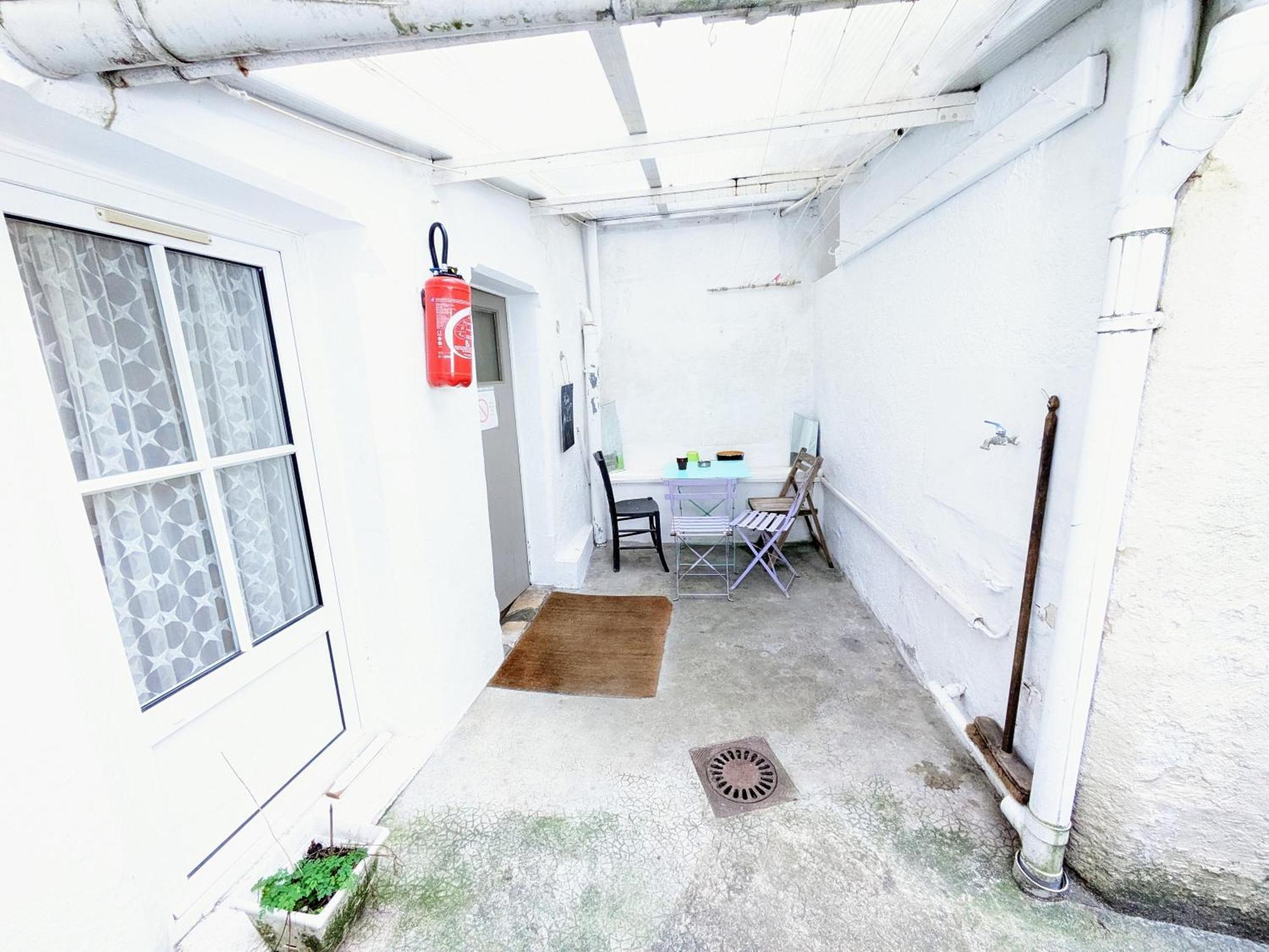 Centre: Private Comforts, Shared Kitchen & Hall Proximity *