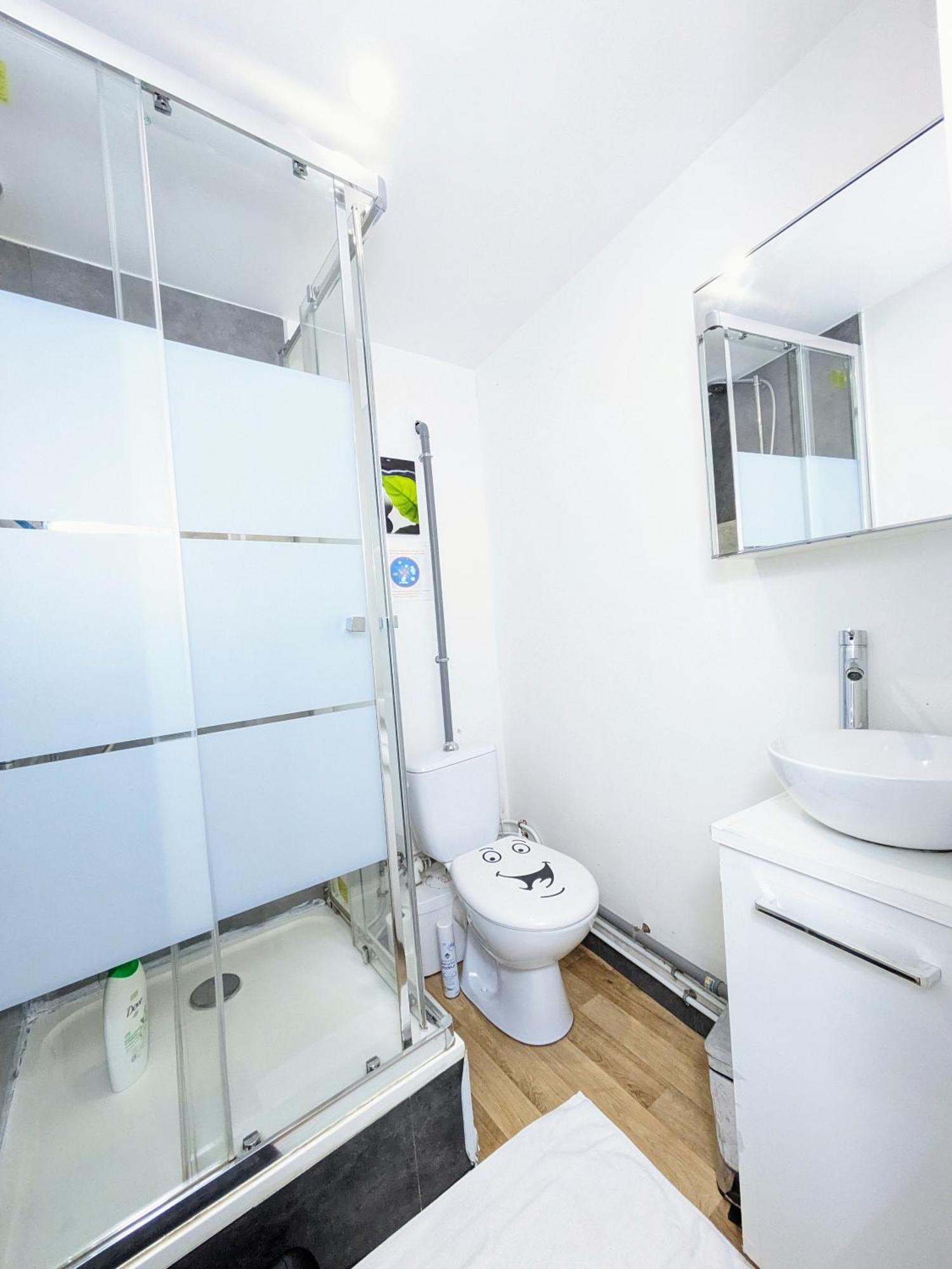 Centre - Salle De Bain, Réfrigérateur, Tv Et Machine à Café Privatifs - Cuisine Commune - Terrasse - De à 200m * Poitiers