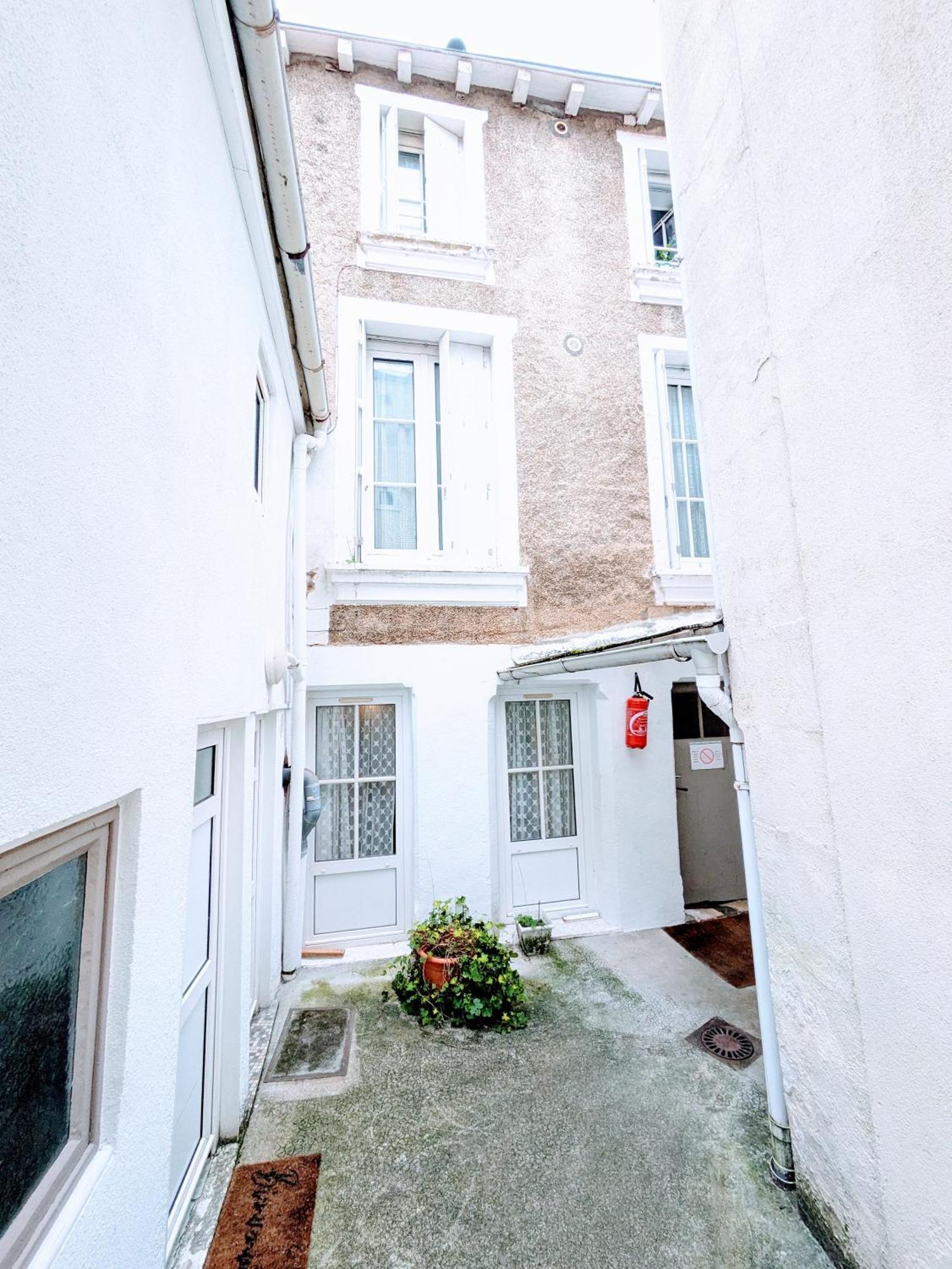 Centre - Salle De Bain, Réfrigérateur, Tv Et Machine à Café Privatifs - Cuisine Commune - Terrasse - De à 200m Séjour chez l'habitant