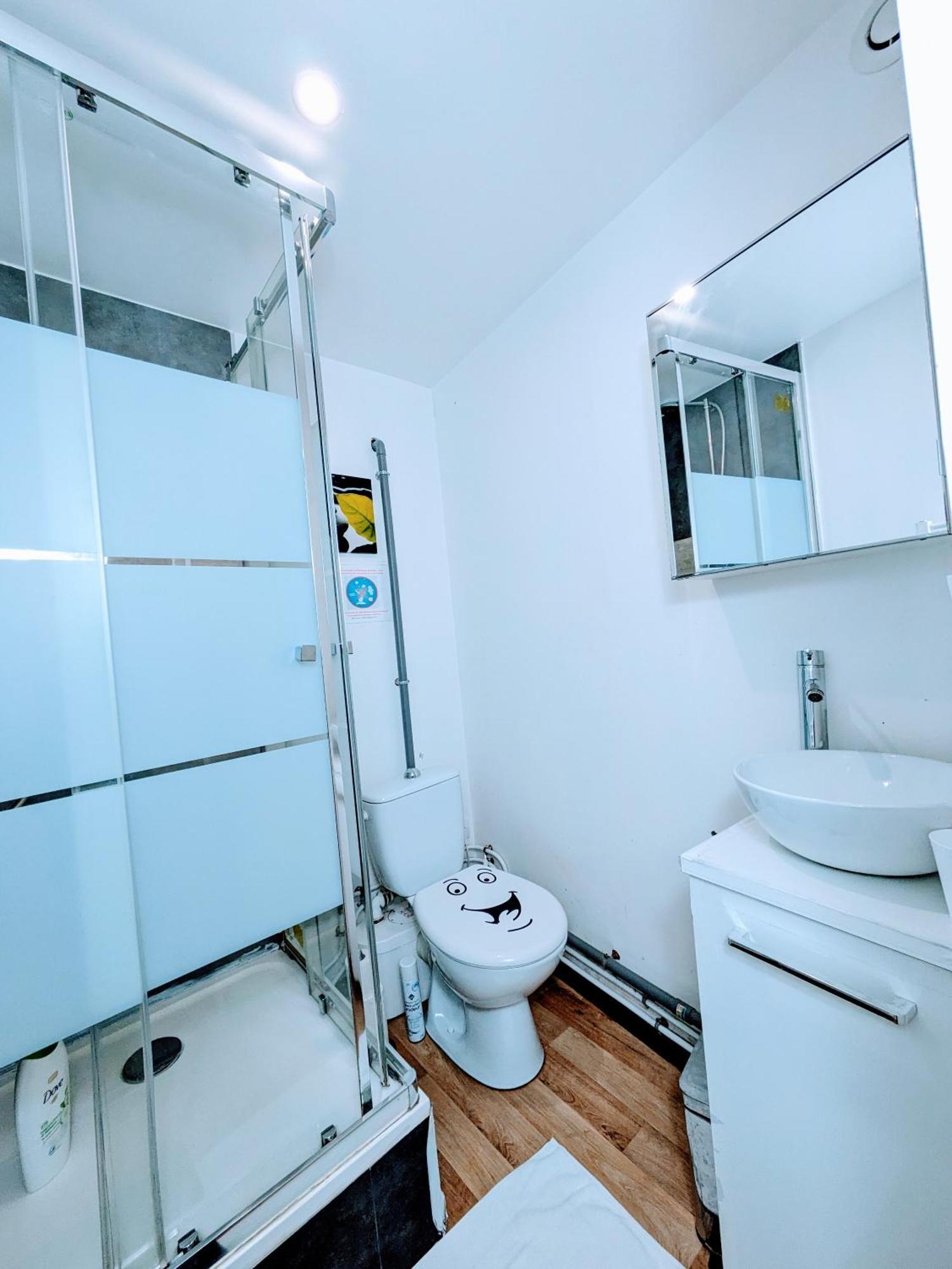 Centre: Private Comforts, Shared Kitchen & Hall Proximity